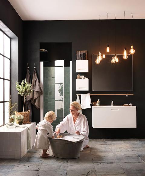 Bilde av mor og barn i baderom fra Macro